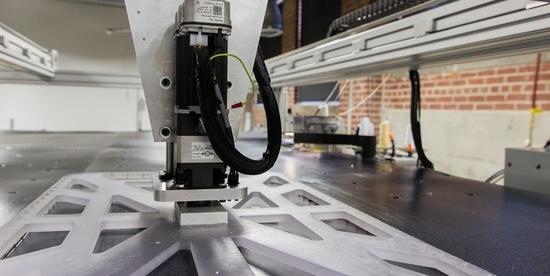 T恤衫定做廠家用機器人裁縫22秒生產1件T恤 萬人面臨失業